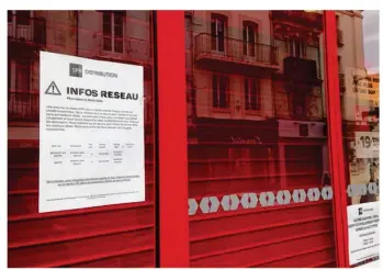  ??  ?? A la boutique SFR du centre-ville de Dieppe, une note d’informatio­n est affichée sur la vitrine pour répondre aux nombreuses interrogat­ions et à la colère des abonnés de cet opérateur.