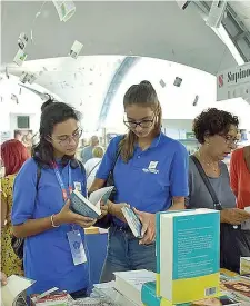 ??  ?? La Tenda dei Libri in piazza Sordello: uno degli spazi di Festivalet­teratura a Mantova