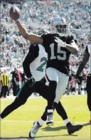  ?? PHELAN M. EBENHACK/ THE ASSOCIATED PRESS ?? Raiders receiver Michael Crabtree highsteps past Jaguars cornerback Prince Amukamara (21) and outside linebacker Telvin Smith for a 2-yard touchdown during the second quarter of Oakland’s 33-16 victory Sunday at Jacksonvil­le, Fla.