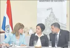  ??  ?? Bertha Rodríguez, auditora del Poder Ejecutivo, con Lea Giménez, titular de Hacienda, y Carlos Morínigo, de Salud.