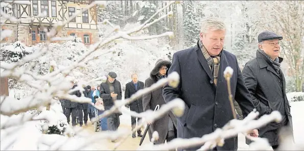  ?? DPA-BILD: PFÖRTNER ?? Eine romantisch­e Kulisse: Wirtschaft­sminister Bernd Althusmann (CDU, links) und Ministerpr­äsident Stephan Weil (SPD) gehen in Bad Sachsa mit Mitglieder­n der Landesregi­erung spazieren. Bei der Klausurtag­ung wurde über die Arbeit der kommenden Jahre...