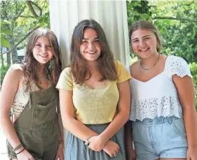  ?? DEB CRAM/SEACOASTON­LINE ?? Lucy Patterson, left, Maxine Adelson and Chloe Whitbread are York High School students pushing for a town ordinance banning single-use plastics in retail stores and restaurant­s.