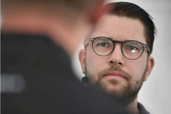  ?? VILHELM STOKSTAD, TT/SCANPIX ?? Når han blir bedt om å tippe hvilke partier som blir de største ved valget, svarer Jimmie Åkesson at nummer én blir Sverigedem­okraterna, nummer to Socialdemo­kraterna og så Moderatern­a.