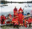  ?? Foto: Ilonka Neuss ?? Auf dem Boot von links: Eva, Sabine, Armin, Karin, Andreas. Vor dem Boot von links Verena, Micha, Ilonka, Julia von der DLRG.