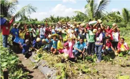  ??  ?? Graduates at the GenSan KSK show their harvest at the end of the training.