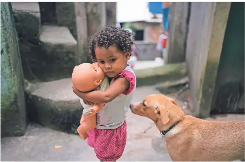  ?? FOTO: AP ?? Ein Mädchen in der Favela Rocinha in Rio de Janeiro. Vom Staat haben die Slum-Bewohner in der Corona-Krise praktisch keine Hilfe zu erwarten.