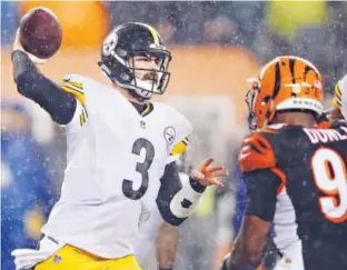  ??  ?? Landry Jones struggled in a relief role at Cincinnati last weekend, but Pittsburgh escaped with an 18-16 victory and advanced in the AFC playoffs. Joe Robbins, Getty Images
