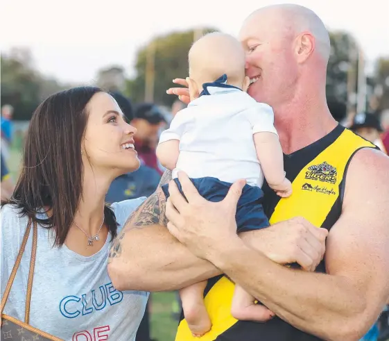  ?? Picture: RICHARD GOSLING ?? Labrador Tigers’ Barry Hall has a post-match pep talk with his wife Lauren and son Miller after his side lost the final to Palm Beach.