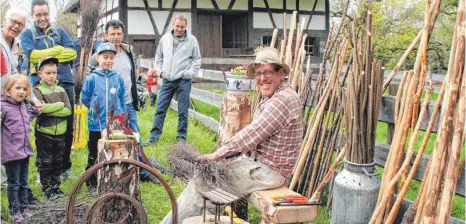  ?? FOTO: GABRIELE RUF-SPRENGER ?? Neue Besen kehren bekanntlic­h gut – und solche Besen halten garantiert, was sie verspreche­n: Die „Kandel“am Samstagnac­hmittag vor aller Augen mit einem handgemach­ten Besen vom Besenmache­r aus Kürnbach zu fegen, hebt vermutlich den gesellscha­ftlichen...