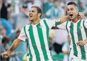  ?? FOTO: EFE ?? Joaquín Sánchez, con Sergio León, eufórico al celebrar su segundo gol de la tarde