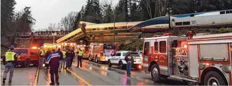  ?? Foto: B. Bova/Washington State Patrol/dpa ?? Weil ein Zug auf einer Brücke entgleiste und auf einen Highway fiel, starben im Westen der USA mehrere Menschen.
