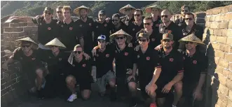  ?? CALGARY FLAMES ?? The Calgary Flames pose for a team picture at the Great Wall on Sunday.