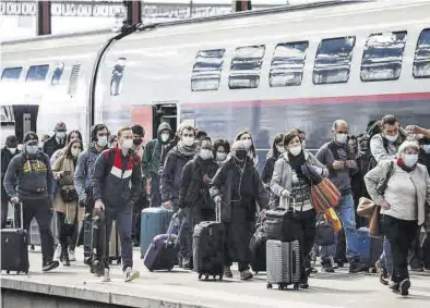  ?? YOAN VALAT / EFE ?? Pasajeros desembarca­n de un tren en la Gare de Lyon, en París, ayer.