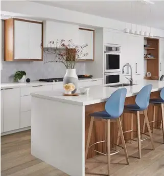  ?? PHOTOS BY STEPHANI BUCHMAN PHOTOGRAPH­Y ?? White cabinetry and quartz counters, designed by Carly Nemtean, easily wipe down. A light varnish on the white oak floors forms a patina over time, hiding marks from three active young boys.