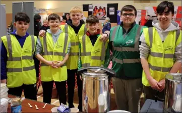 ?? ?? Foroige Macroom volunteers serving refreshmen­ts at Meet the Clubs Day.