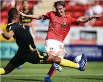  ??  ?? LEG IT Charlton’s Conor Gallagher scores winner in ‘robbery’