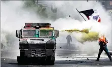  ??  ?? CHILE E IRÁN. La represión del gobierno de Piñera empeoró el escenario. En Teherán, las protestas terminaron con muertos.