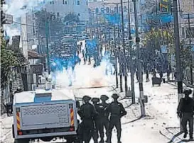  ??  ?? En Belén. Calle de por medio, tropas israelíes y palestinos.