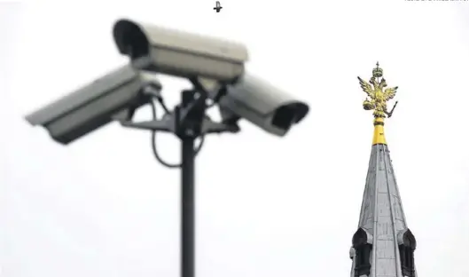  ?? REUTERS / SHAMIL ZHUMATOV ?? Tres cámaras de videovigil­ancia callejera en el centro de Moscú.