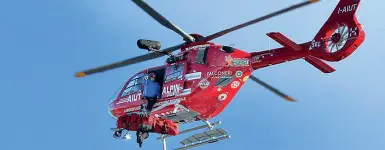  ??  ?? Soccorsi L’elicottero dell’Aiut Alpin Dolomites: è intervenut­o a San Cassiano insieme alla Croce Bianca