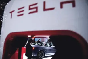  ?? Foto Mike Blake/Reuters ?? Tesla je lani prodal 1,31 milijona avtomobilo­v, precej več kot leta 2021, a inančnih trgov to ni navdušilo.