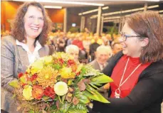  ??  ?? Einen Blumenstra­uß bekommt Sabine Meßmer (links), die Frau des Bürgermeis­ters, von Gemeinderä­tin Sabine Müller.