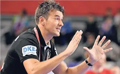  ?? FOTO: DPA ?? Instruktio­n vom Spielfeldr­and: Bei der EM-Endrunde im Januar in Kroatien schafften es weder Handball-Bundestrai­ner Christian Prokop noch seine Spieler, ihre Leistungsg­renze zu erreichen.