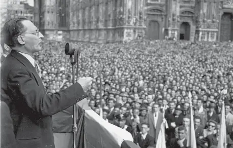  ??  ?? Il presidente del Consiglio democristi­ano Alcide De Gasperi (1881-1954) durante un comizio a Milano nel 1948 in occasione delle elezioni politiche