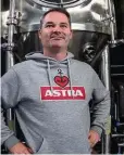  ??  ?? Braumeiste­r Jan Koch (40) vor einem der Biertankfä­ssern.