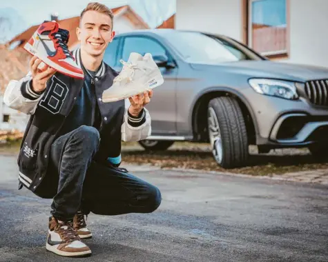  ?? Foto: Julian Leitenstor­fer ?? Mit einem Paar Sneakers als Startkapit­al hat Fabian Arnold aus Ummendorf ein erfolgreic­hes Geschäft aufgebaut. Und sich schon mehr als einen Wunsch erfüllt.