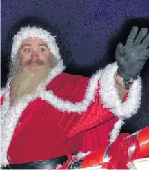  ?? Sue Deschene ?? Santa Claus waves to the crowd during Shelburne’s Christmas parade on Nov. 24.