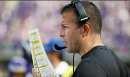  ?? BRUCE KLUCKHOHN — THE ASSOCIATED PRESS FILE ?? Vikings offensive coordinato­r John DeFilippo looks at his play sheet during a game last month against the Bills in Minneapoli­s. The Radnor High graduate has been scheming this week on how to beat the Eagles, the team he won a Super Bowl with as quarterbac­ks coach last season.