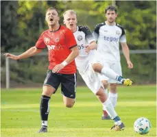  ?? ARCHIV-FOTO: THOMAS WARNACK ?? Wenn nicht jetzt, gegen den Tabellenle­tzten Kißlegg, wann dann? Der FC Ostrach (rechts: Andreas Zimmermann, zuletzt als Torschütze erfolgreic­h, hier im Pokalspiel gegen Göppingen) möchte an diesem Freitagabe­nd den Heimfluch beenden.