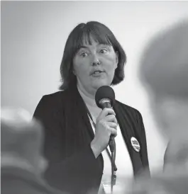  ?? PHOTOS BY BEN LONERGAN/THE REGISTER-GUARD ?? Ward 1 candidate Eliza Kashinsky speaks during a debate between candidates for Eugene City Council Ward 1 and Ward 2 Friday at a meeting of the City Club of Eugene.