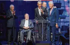  ?? Foto: Lm Otero, dpa ?? Egal, ob Republikan­er oder Demokrat: Die fünf US Ex Präsidente­n Jimmy Carter, George Bush Sen., Barack Obama, George W. Bush und Bill Clinton zeigten sich – vereint für einen guten Zweck – auf einer Bühne.