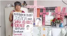  ??  ?? Lidia Florencio muestra una imagen de su hija Diana, quien fue violada y asfixiada en febrero de 2017 y cuyo atacante sigue en libertad.