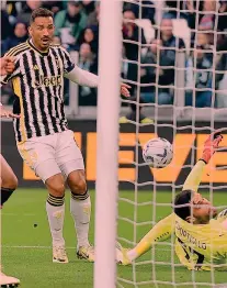  ?? ANSA ?? La grande occasione
Danilo, capitano della Juve, colpisce il palo riprendend­o una respinta di Sportiello su un tiro violento di Kostic