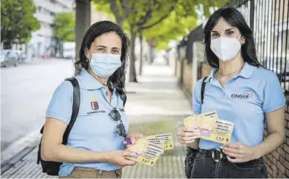  ??  ?? María Luisa Bodión y Laura Trenado enseñan las tarjetas que se disponen a esconder.