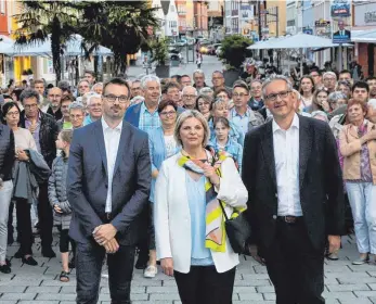  ?? AFI FOTO: ?? Viele Ellwanger haben sich am Fuchseck eingefunde­n, um das Ergebnis des ersten Wahlgangs zu erfahren. OBKandidat Michael Dambacher hat mit 49,4 Prozent die absolute Mehrheit, die im ersten Wahlgang nötig ist, ganz knapp verpasst. Sabine Heidrich kam auf 22,3 und Matthias Renschler auf 28,2 Prozent (von links).