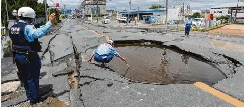  ?? Foto: afp, Jiji Press ?? Das Erdbeben traf Japans zweitgrößt­e Stadt Osaka. Es brachte unter anderem Wasserleit­ungen zum Platzen, aus denen Fontänen aus Straßen sprudelten. Dieses Foto stammt aus Takatsuki, nördlich von Osaka.