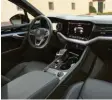  ??  ?? Da lässt es sich leben: das Interieur des VW Touareg.