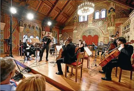  ?? Foto: Uwe-jens Igel/deutschlan­dradio ?? Das Ungarische Kammerorch­ester mit Kristóf Baráti beim . Wartburgko­nzert im September .