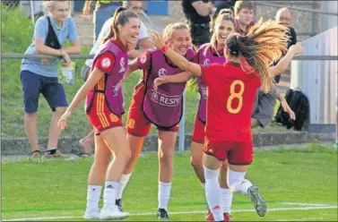  ??  ?? CLASIFICAD­AS. Athenea del Castillo celebra su gol con sus compañeras de la selección española.