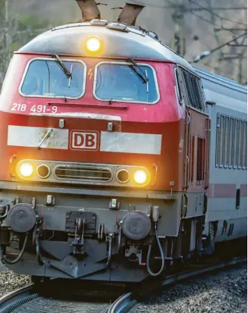  ?? Foto: imago images ?? Über 40 Jahre alte Dieselloko­motiven wie diese gehören in Bayern noch zum Alltag im Zugverkehr. Denn nur gut die Hälfte der Strecken ist elektrifiz­iert. Das muss sich dringend ändern, sagen die Grünen.