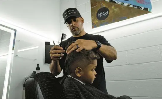  ?? ?? Samuel Glickman of Privado in Atlanta works with the Confess Project, which enlists barbershop­s to double as mental health centers where Black men can open up about their issues.