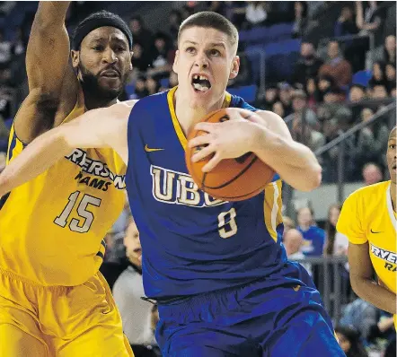  ?? RICHARD LAM/PNG FILES ?? Conor Morgan, shown driving to the hoop during last spring’s CIS Final 8 match against the Ryerson University Rams, credits non-stop summer training with his teammates for helping him get over the impact of nerve damage in his right, shooting hand.