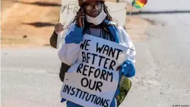 ??  ?? Tsitsi Dangarembg­a, en la protesta contra el gobierno de Emmerson Mnangagwa. (31.07.2020).
