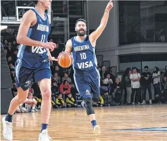  ?? FOTOS: GENTILEZA ASOCIACIÓN BAHIENSE DE BÁSQUETBOL ?? "JUGÁ puerta de atrás que te la cuelgo", parece decir Sahdi durante el juego en el Dow Center.