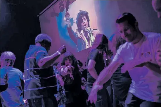  ?? SCOTT OLSON / AFP ?? Aficionado­s bailando en una fiesta póstuma de homenaje a Prince en un club de Mineápolis