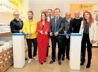  ?? // ABC ?? El alcalde, Carlos Velázquez, asistió ayer la reapertura de la tienda Ikea